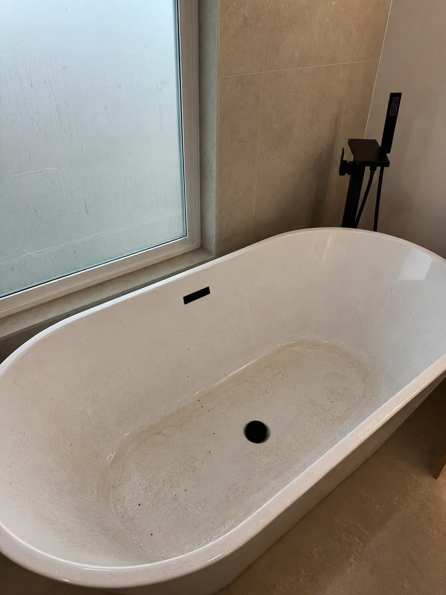 Bathtub before deep cleaning